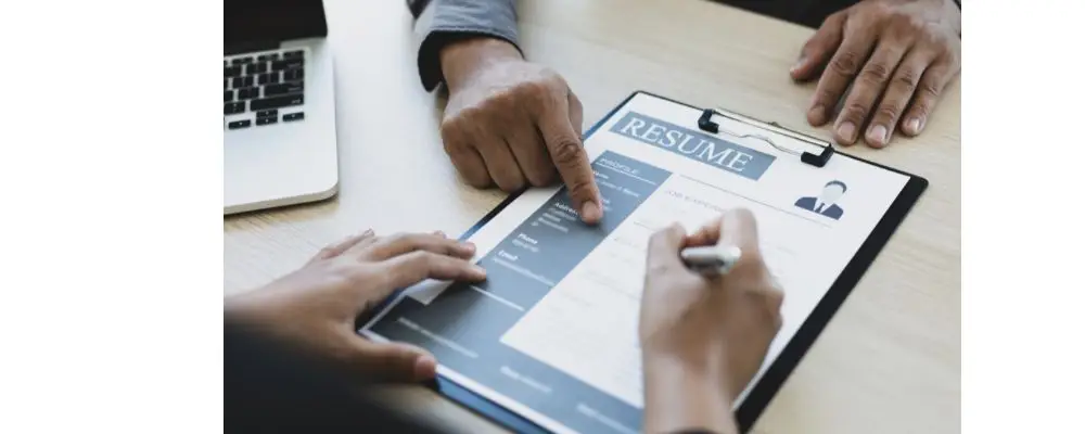 person showing-how-to build- resume